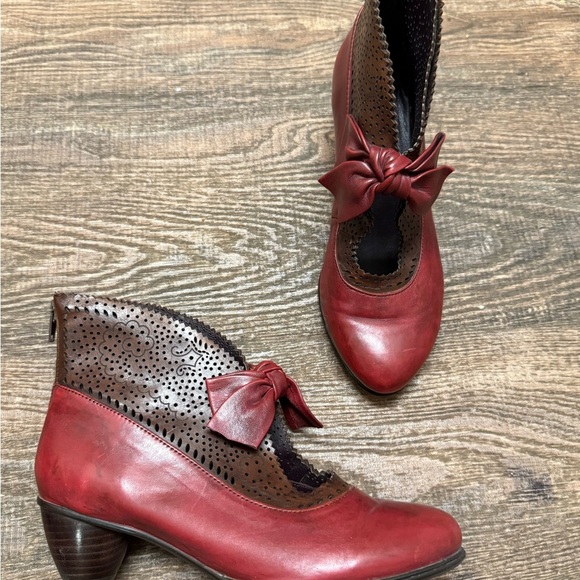 Community size 38 (7.5) NWOT Red and Brown bow mini heel leather boots - Picture 6 of 16